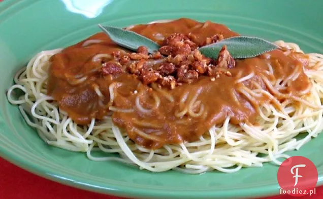 Makaron z kremowym sosem dyniowym Bezmlecznym i orzechami włoskimi