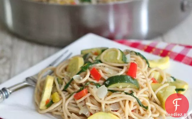 Warzywne spaghetti z ciepłym czosnkiem tymianek oliwa z oliwek