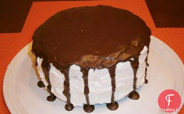 Wegańskie ciasto czekoladowe z białym lukrem i czekoladowym Ganache