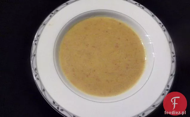 Etniczny boczek z indyka i ziemniaki zupa bez bulionu