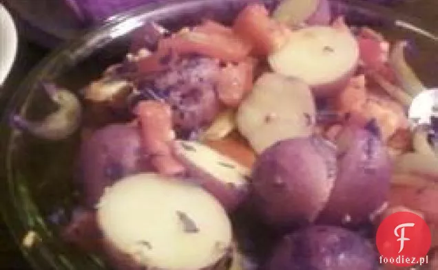 Ziemniaki pieczone z pomidorami, bazylią i czosnkiem