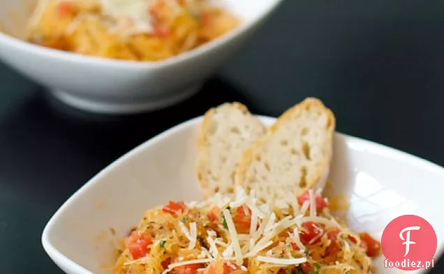 Spaghetti Squash Z Pomidorami, Bazylią I Parmezanem