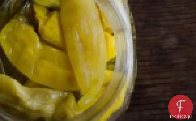 Sałatka szpinakowa z kurczakiem i sosem miodowo-musztardowym