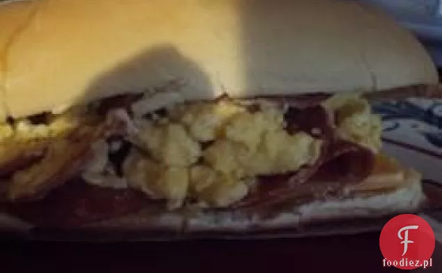 Jajecznica z Pepperoni Submarine Sandwich