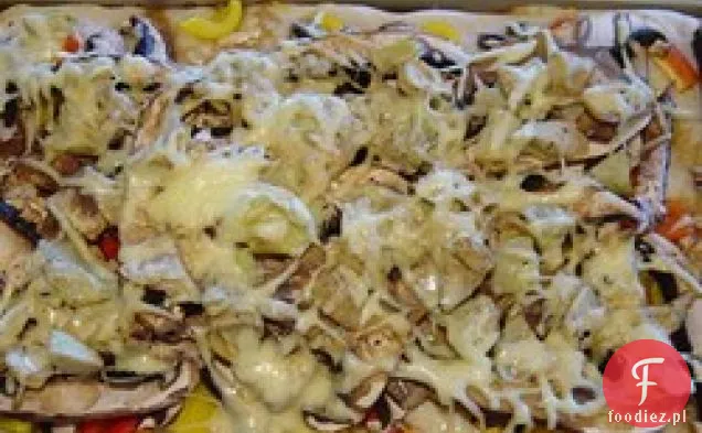 Pizza z pieczarkami Portobello, świeżą papryką i kozim serem