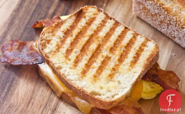 Boczek, jajko i Cheddar angielski Muffin Panini