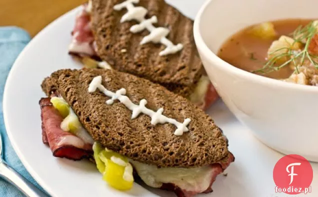 Wielki Tydzień gry: Pastrami i w wieku Cheddar Football Panini