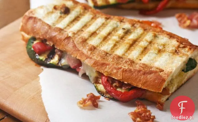 Grillowana cukinia, chrupiąca Prosciutto i czerwona papryka Panini