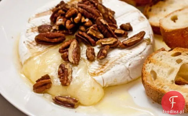Szybka wskazówka: grillowane Brie z miodem i opiekanymi orzechami pekan