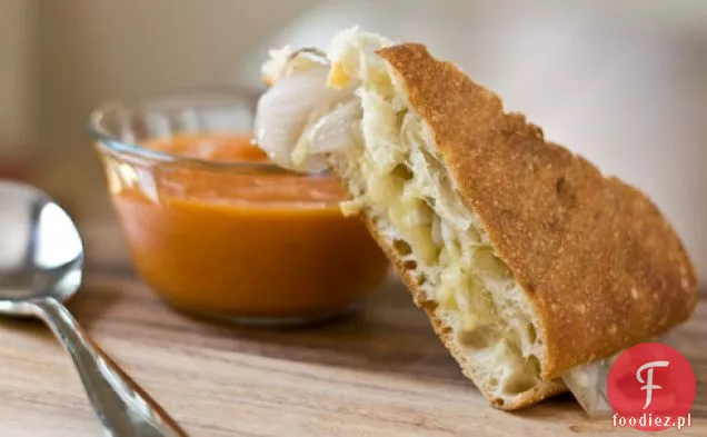 Grillowane Gruyere Panini z marynowaną słodką cebulą