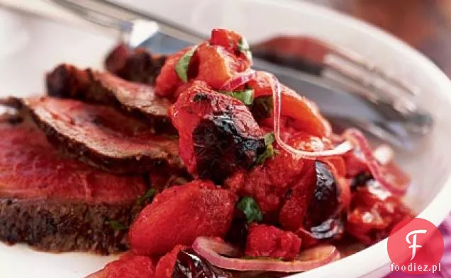 Grillowany stek ze zwęgloną salsą pomidorową