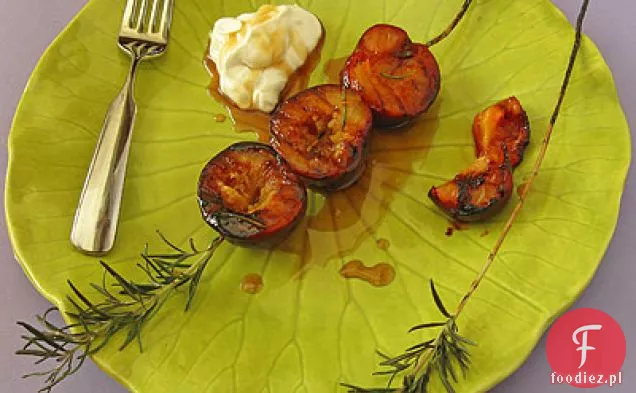 Grillowane śliwki z rozmarynową glazurą balsamiczną i Mascarpone