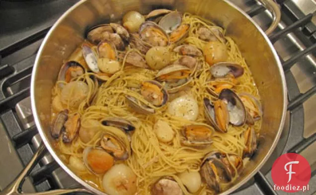 Spaghetti z małżami, cebulą Cipollini, czosnkiem i Colatura di Alici
