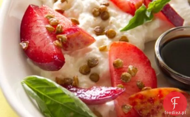 Śliwki z Burratą i chrupiącą pieczoną soczewicą