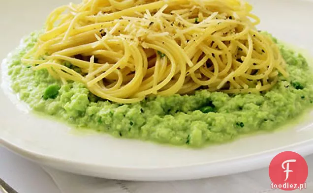 Spaghetti z puree z fasoli Fava i serem Ragusano