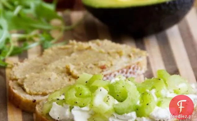 Veggie Love, kozi ser, seler i awokado kanapka z masłem orzechowym i rukolą