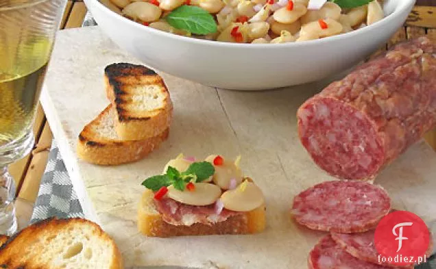 Crostini z fasoli maślanej z miętą i Salami