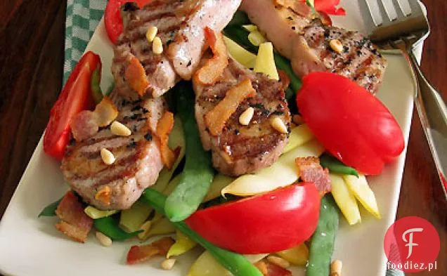 Grillowane kotlety jagnięce, fasola i pomidory z ciepłym bekonem Vinaigrette