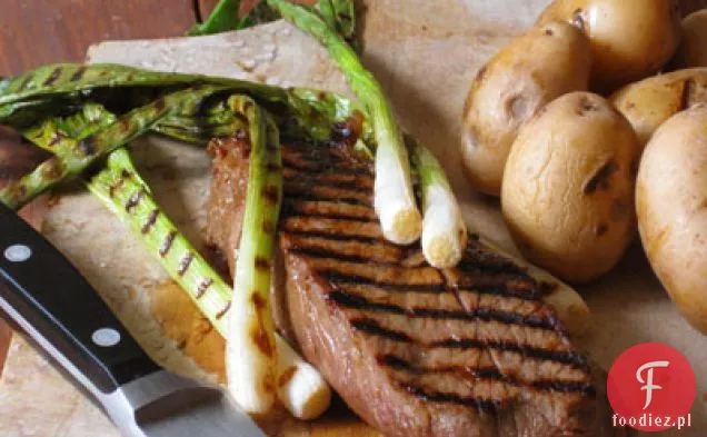 Marynowany stek w paski z grillowanymi szalotkami i fetą