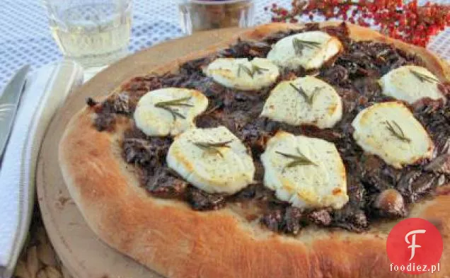 Karmelizowana cebula balsamiczna Różowa pieprzowa Pizza z rozmarynem i kozim serem