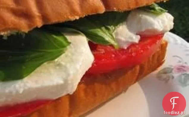 Kanapka z bazylią, pomidorem i mozzarellą