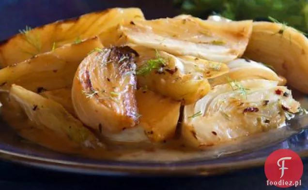 Thomas Keller Style Glazurowana i duszona cebula kopru włoskiego