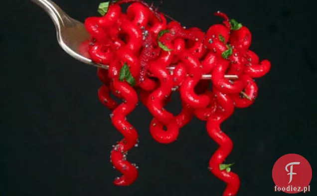 Czerwone buraczane Fusilli z balsamicznym, makiem i miętą
