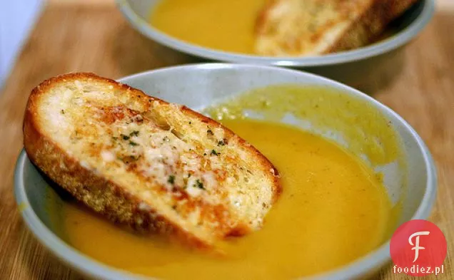 Zupa Z Dyniowca Zimowego Z Grzankami Gruyere