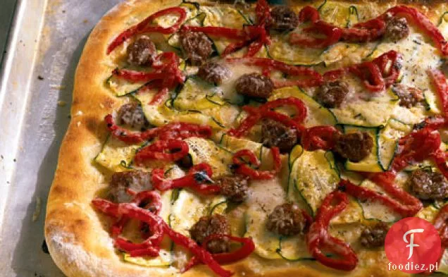 Pizza z kiełbasą, cukinią i pieprzem