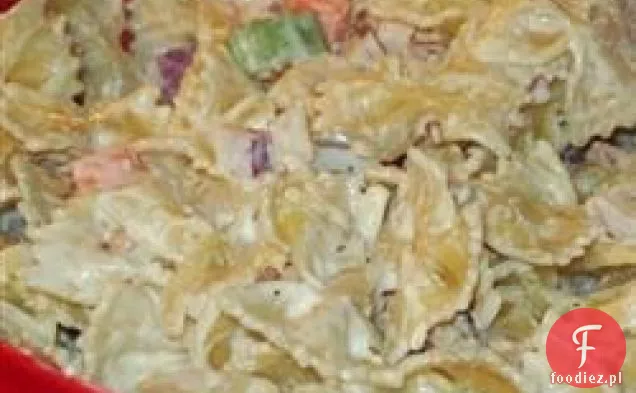 Sałatka z makaronem, boczkiem i parmezanem
