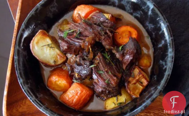 Garlicky Pot Roast z pieczonymi ziemniakami i warzywami korzeniowymi