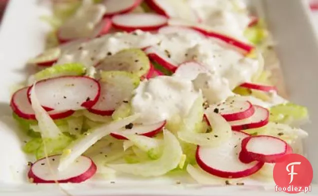 Sałatka z selera, kopru włoskiego i rzodkiewki z domowym sosem z sera pleśniowego