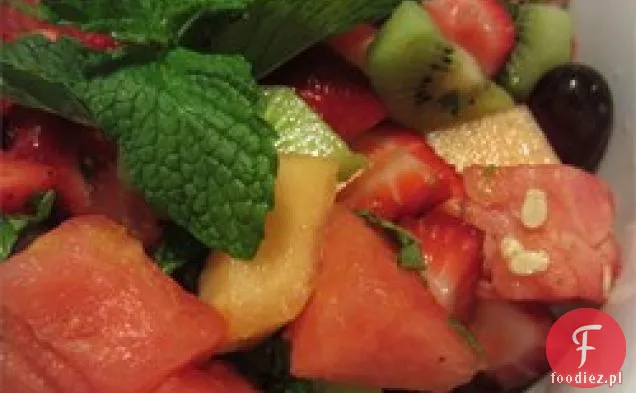 Letnia sałatka owocowa z sosem cytrynowym, miodowym i miętowym