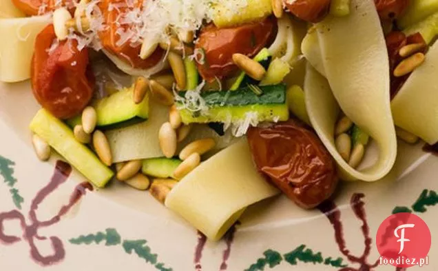 Pappardelle Z Cukinią, Pieczonymi Pomidorami I Świeżym Rozmarynem