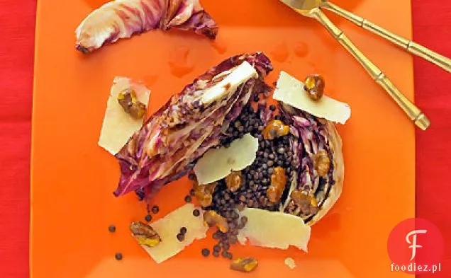 Grillowana Sałatka klinowa Radicchio z soczewicą, miodem i przyprawionymi orzechami włoskimi