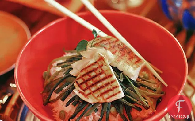 Miso-glazurowany okoń morski z fasolą azjatycką i ogórkiem kiszonym