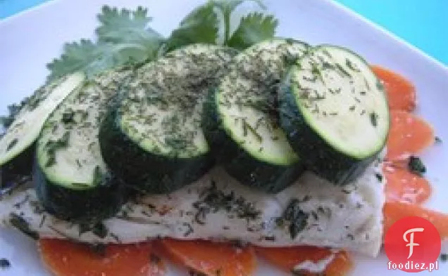 Halibut owinięty w koperkowe opakowania