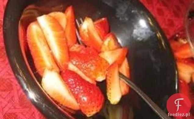 Świeże truskawki z octem balsamicznym