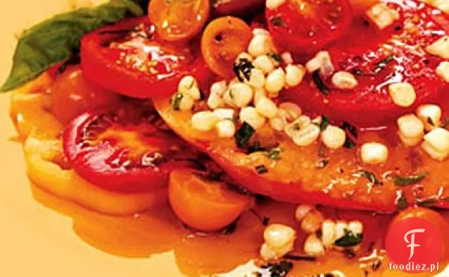 Pokrojone pomidory z kukurydzą i bazylią