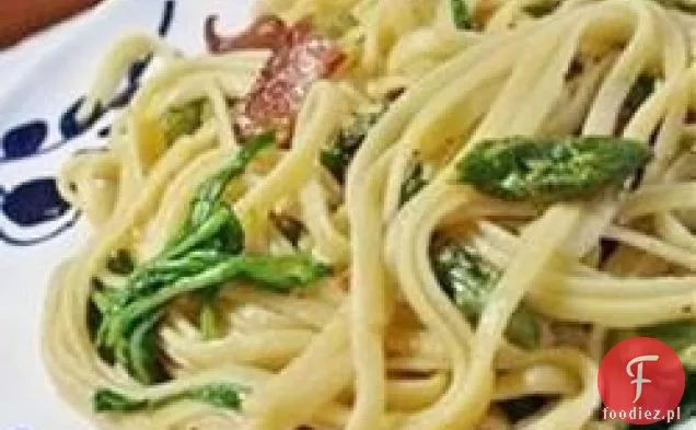 Linguine ze szparagami, boczkiem i rukolą
