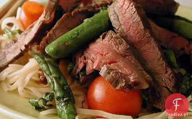 Makaron azjatycki ze szparagami i krewetkami