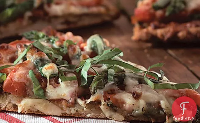 Pizza z pomidorami, szparagami i bazylią