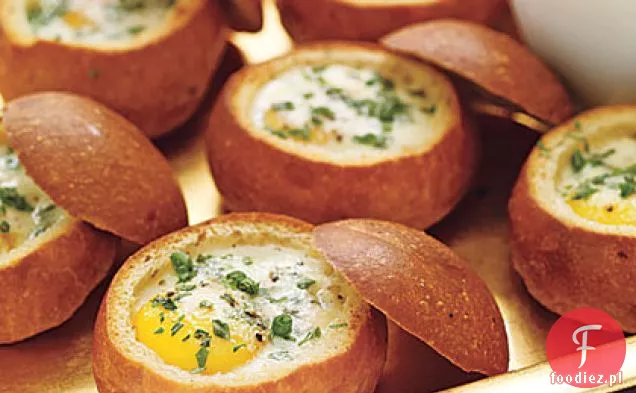 Jajka pieczone w miseczkach na chleb
