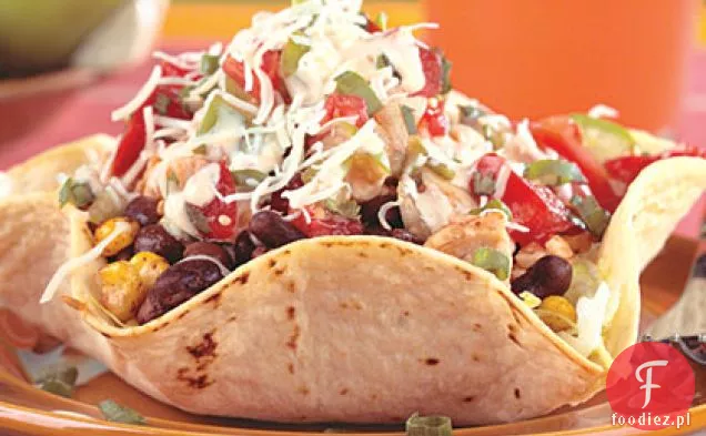 Sałatka taco z kurczakiem i czarną fasolą z sosem Chipotle