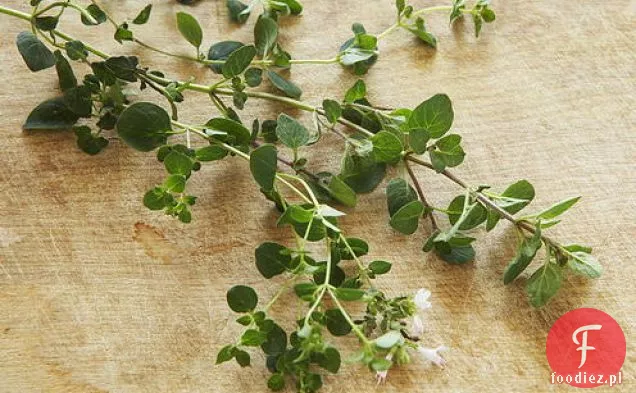 Dorsz świeży solony zawinięty w pancettę z zwiędłą zielenią