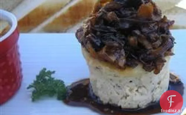 Pikantny Sernik z serem pleśniowym z kompot z gruszek wiśniowych i wiśniową glazurą balsamiczną