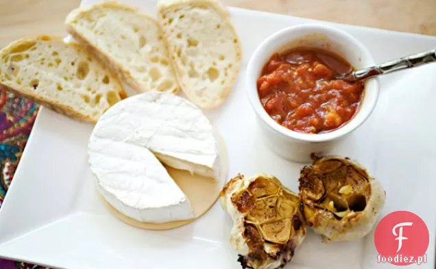 Brie, Pieczony Czosnek I Pomidor Chutney