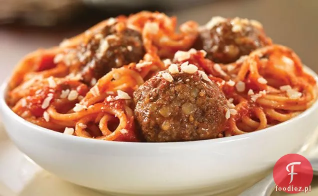 Świeże Starte Spaghetti Z Parmezanem I Klopsikami