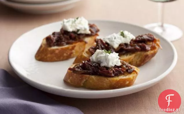 Crostini z suszonym dżemem pomidorowym