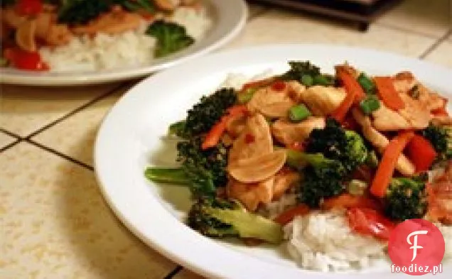 Słodki, pikantny Stir Fry z kurczakiem i brokułami